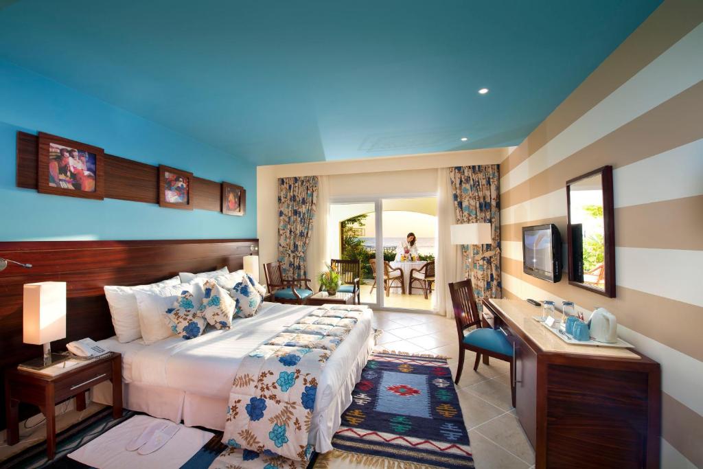 Двухместный (Улучшенный двухместный номер с 1 кроватью или 2 отдельными кроватями и видом на пляж) курортного отеля Concorde Moreen Beach Resort, Абу-Дабаб