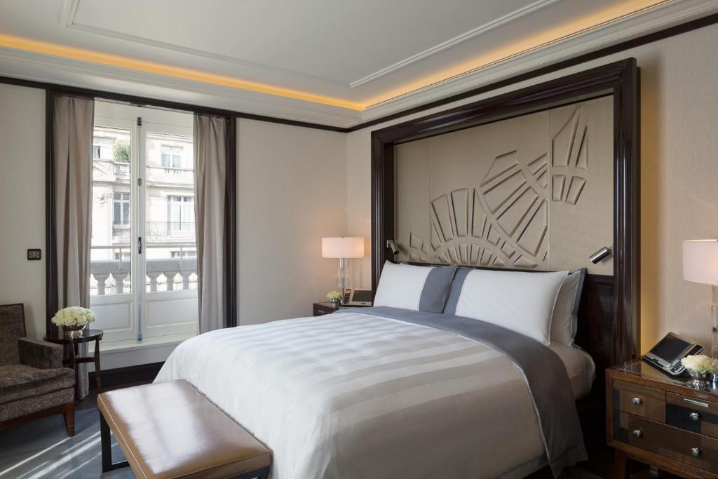 Семейный (Семейный номер (2 смежных номера «Премьер»)) отеля Hotel The Peninsula Paris, Париж