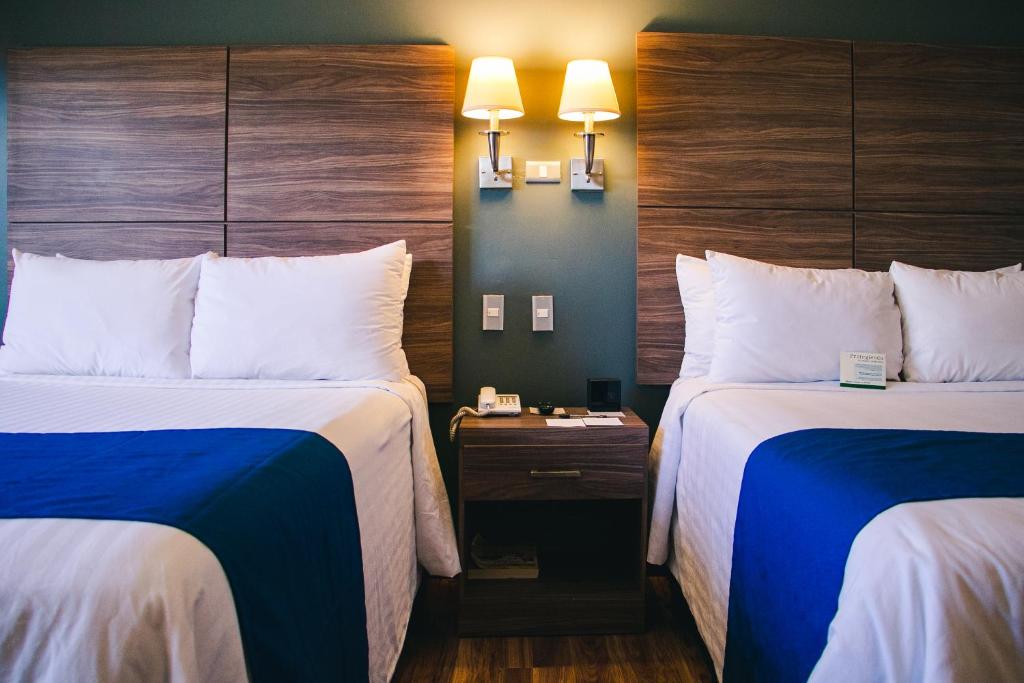 Трехместный (Double Room with 2 Double Beds - Non Smoking) отеля Best Western Cumbres Aeropuerto, Чиуауа