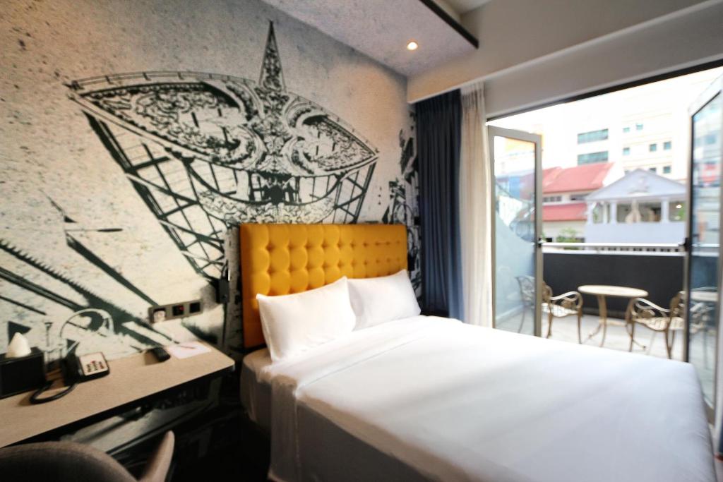 Трехместный (Улучшенный номер с кроватью размера «queen-size» и балконом) отеля Travelodge City Centre, Куала-Лумпур