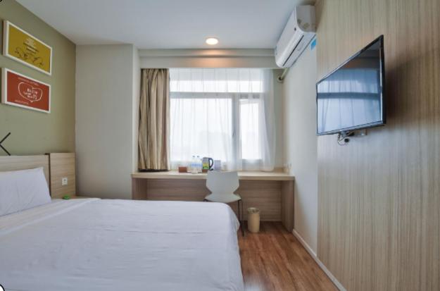 Двухместный (Улучшенный двухместный номер с 1 кроватью) отеля Hanting Express Ningbo Tian yi Square, Нинбо