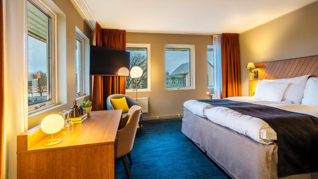 Двухместный (Улучшенный двухместный номер с 1 кроватью или 2 отдельными кроватями, ужин) отеля Clarion Collection Hotel Fregatten, Варберг
