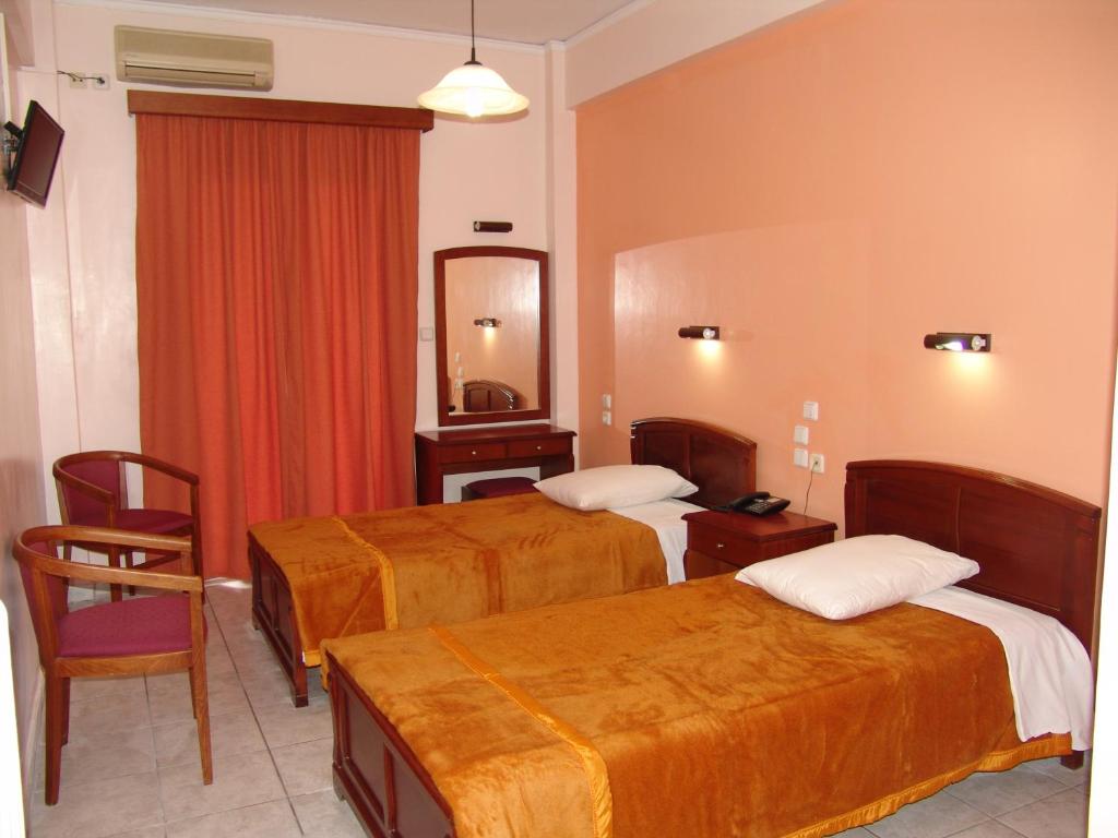 Двухместный (Улучшенный отремонтированный двухместный номер с 2 отдельными кроватями) отеля Hotel Cosmos, Афины