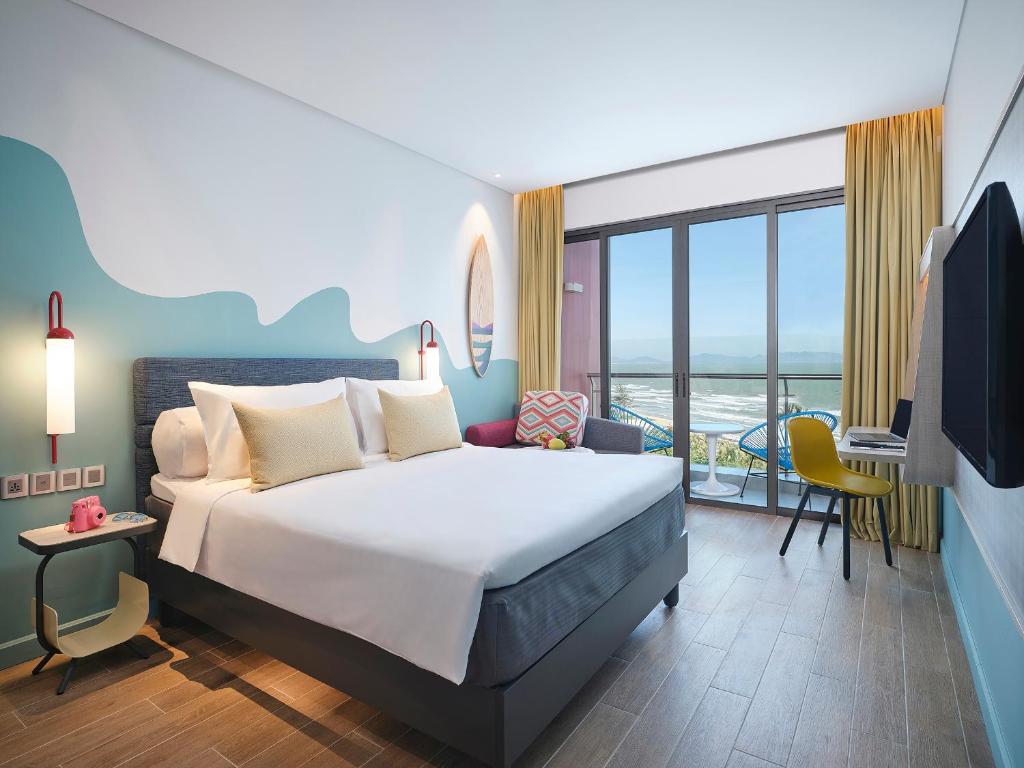 Двухместный (Premium Queen Room with Balcony and Sea View) отеля ibis Styles Vung Tau, Вунгтау