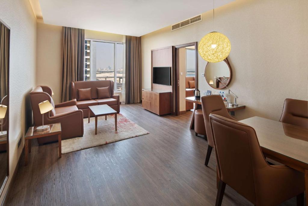 Сьюит (Семейный люкс) отеля Radisson Blu Hotel, Dubai Canal View, Дубай