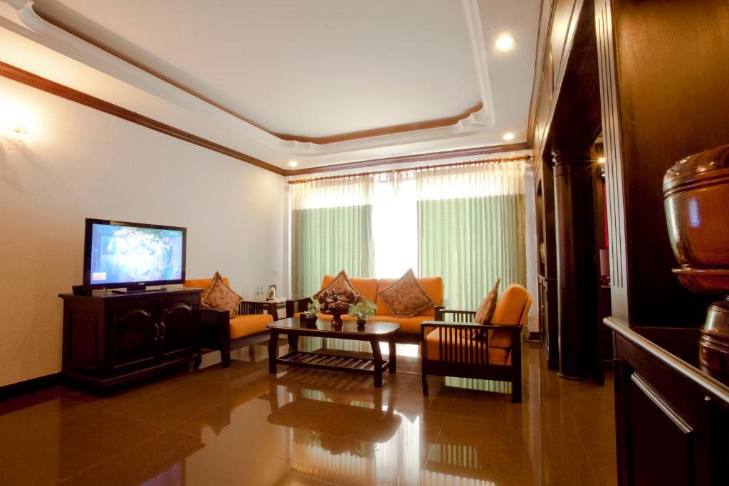 Сьюит (King Suite with Pool View - Free Round Trip Transfers) отеля Lucky Angkor Hotel & Spa, Сием Рип