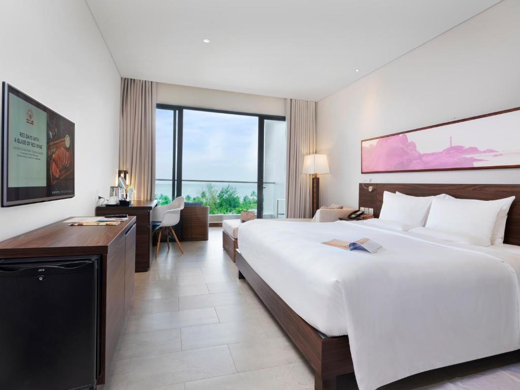 Двухместный (Улучшенный двухместный номер с 1 кроватью, вид на океан) курортного отеля Novotel Phu Quoc Resort, Дуонг-Донг