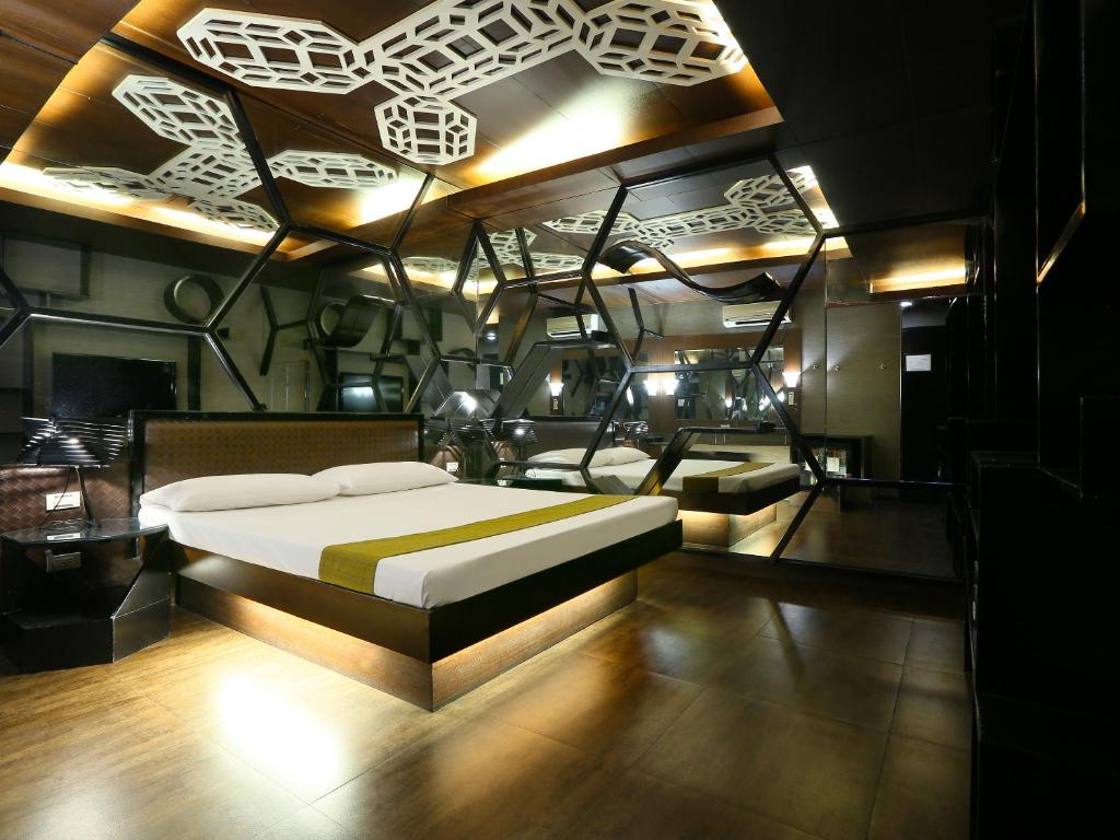 Двухместный (Улучшенный двухместный номер с 1 кроватью) мотеля Victoria Court Malate Motorist Lodge, Манила