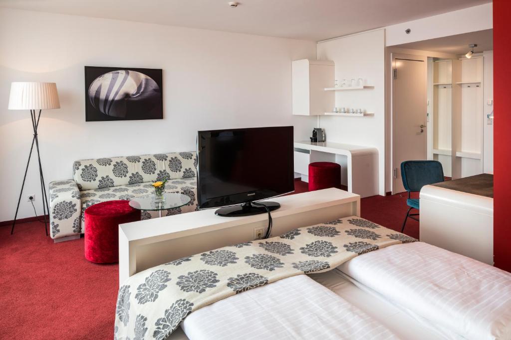 Сьюит (Junior Suite (with access to Rooftop Lounge)), Falkensteiner Hotel Bratislava