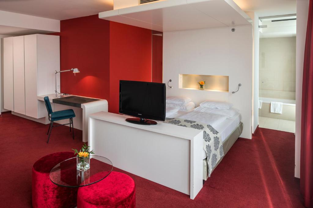 Сьюит (Junior Suite (with access to Rooftop Lounge)) отеля Falkensteiner Hotel Bratislava, Братислава