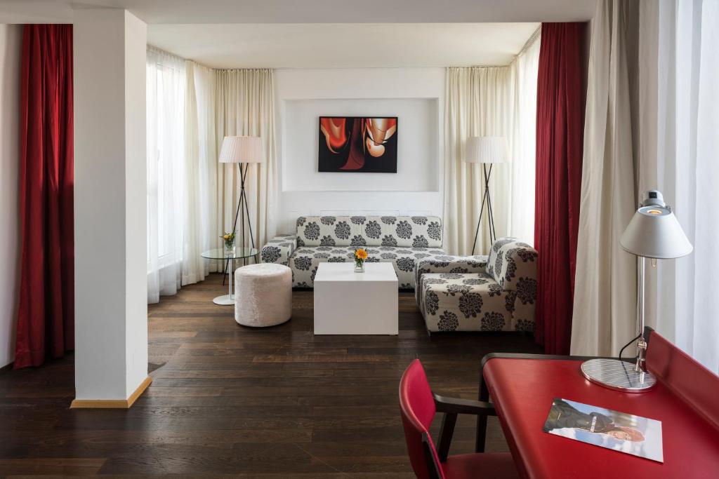 Сьюит (Senior Suite (with access to Rooftop Lounge)) отеля Falkensteiner Hotel Bratislava, Братислава