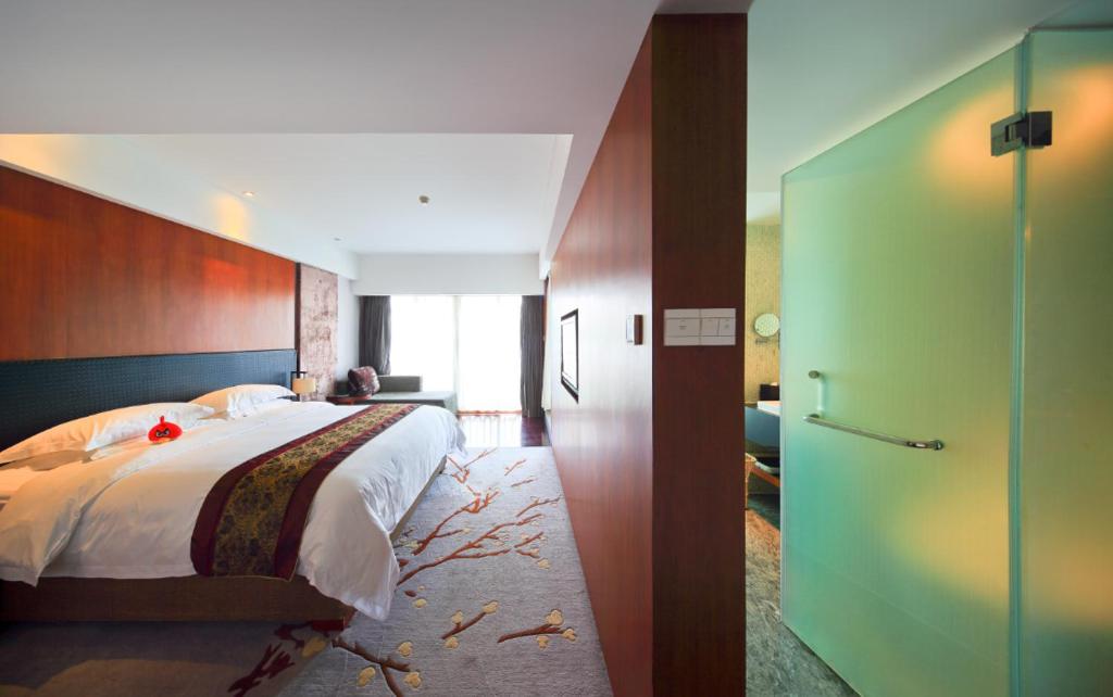 Двухместный (Номер с кроватью размера «king-size» и видом на озеро) курортного отеля Baiyun Lakeside Hotel, Гуанчжоу