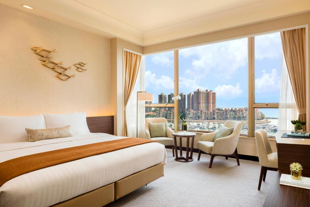 Двухместный (Номер Делюкс с кроватью размера «king-size» - Вид на море) отеля Hong Kong Gold Coast Hotel, Гонконг (город)