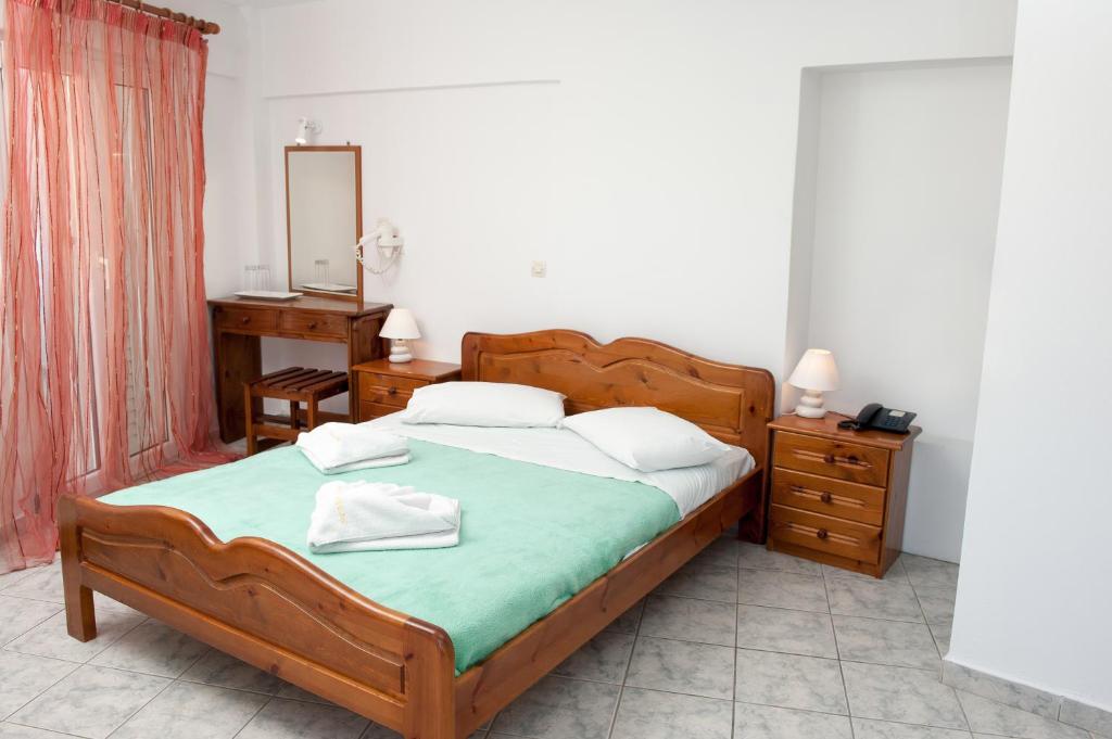 Двухместный (Двухместный номер эконом-класса с 1 кроватью или 2 отдельными кроватями) отеля Milos Villas Hotel, Тира