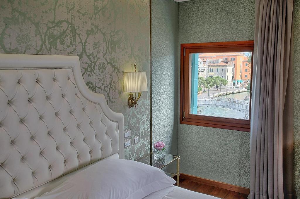 Двухместный (Двухместный номер Делюкс с 1 кроватью или 2 отдельными кроватями, вид на канал) отеля Hotel Santa Chiara & Residenza Parisi, Венеция