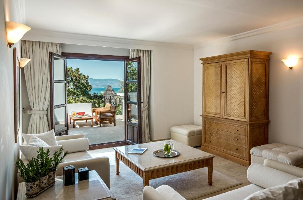 Сьюит (Улучшенный люкс с видом на море) курортного отеля Mitsis Galini Wellness Spa & Resort, Камена-Вурла