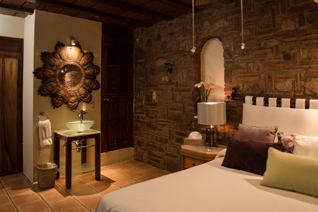 Двухместный («Палмас» — двухместный номер с 1 кроватью, балконом и видом на море) отеля Villa Bella Bed & Breakfast Inn, Крус-де-Уанакакстле