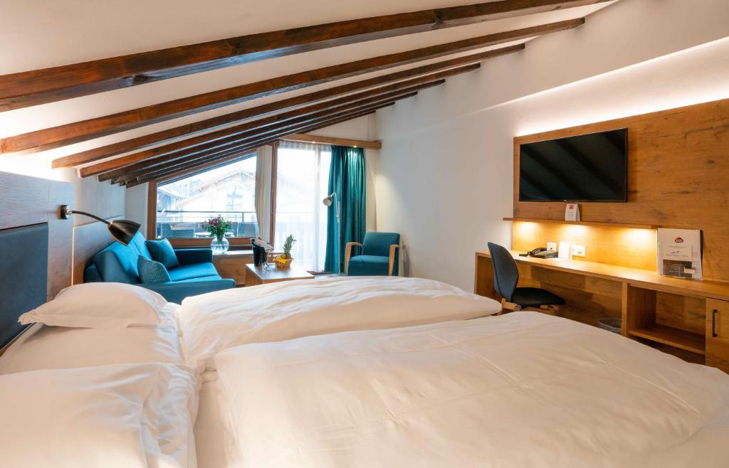 Трехместный (Семейный номер с дополнительной спальней) отеля Best Western Plus Alpen Resort Hotel, Церматт