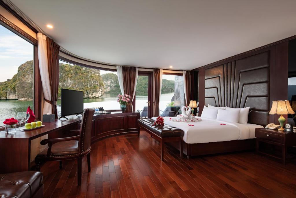 Сьюит (Honeymoon Suite Cabin with Terrace - 2 Days 1 Night) отеля Dora Cruise, Халонг