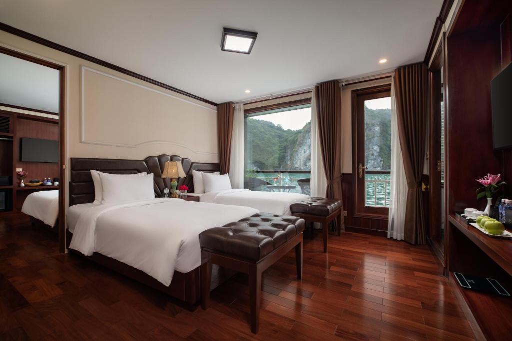 Сьюит (Family Suite Connecting Room Sea View with Private Balcony - 3 Days 2 Nights) отеля Dora Cruise, Халонг