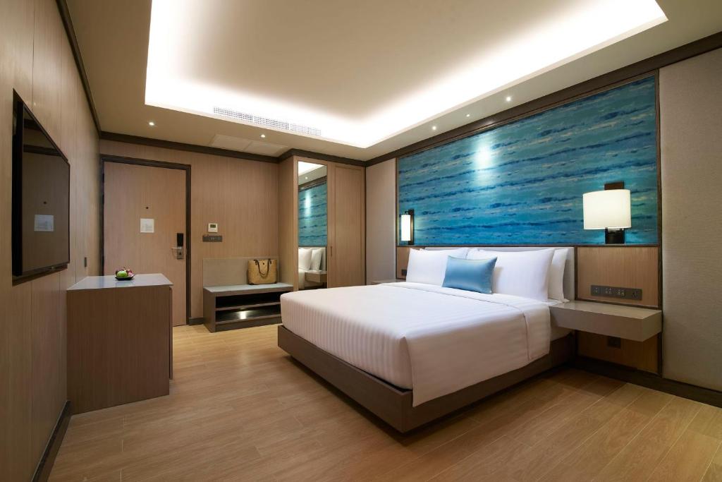 Двухместный (Улучшенный номер с кроватью размера «king-size») курортного отеля Amari Vogue Krabi, Краби