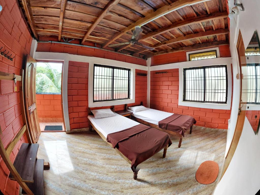 Двухместный (Небольшой двухместный номер с 2 отдельными кроватями) хостела HosteLIT Gokarna - Backpacker Hostels, Гокарна