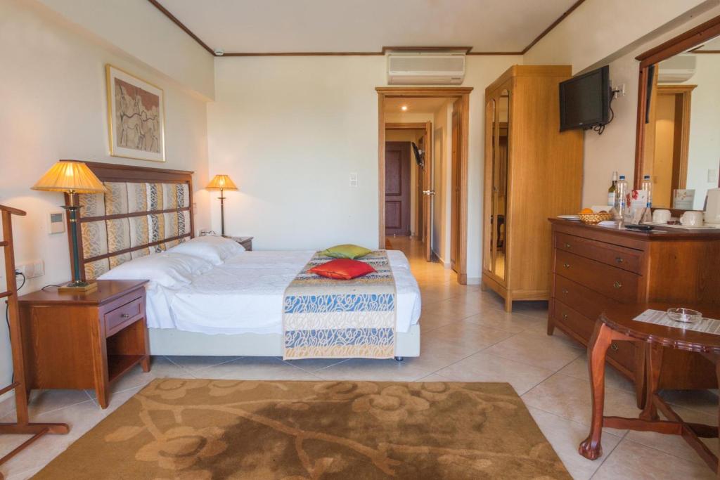 Сьюит (Полулюкс, вид на бассейн) курортного отеля Aegean Melathron Thalasso Spa Hotel, Калифея