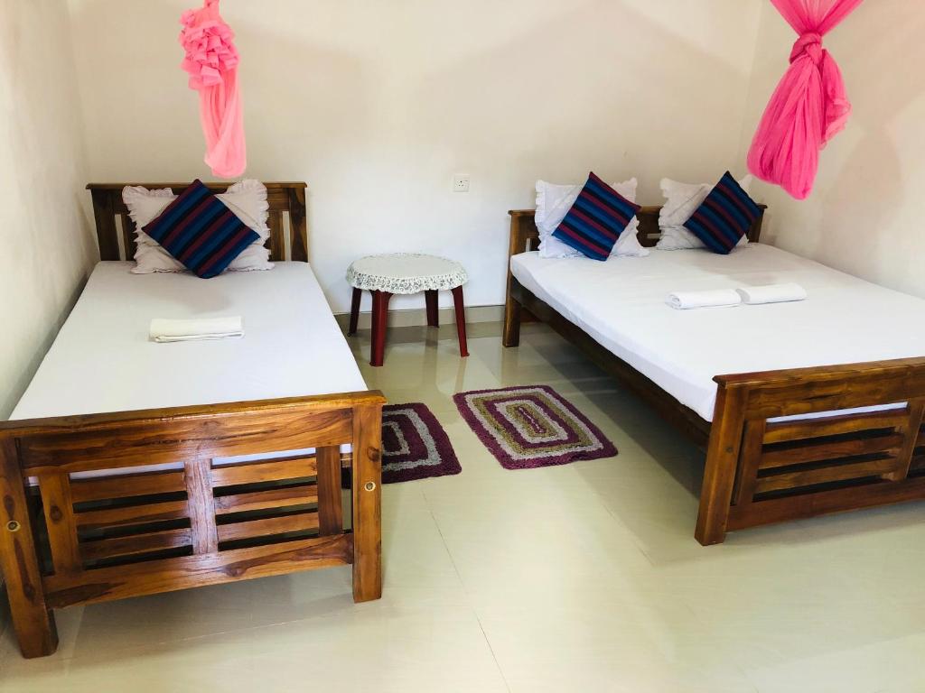 Трехместный (Бюджетный трехместный номер) гостевого дома Kumari Resort, Полоннарува