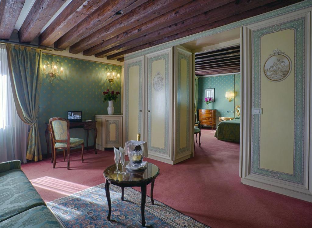 Сьюит (Улучшенный люкс с 2 спальнями и балконом) отеля Locanda Vivaldi, Венеция