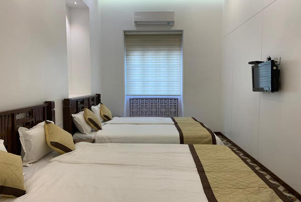 Четырехместный (Superior AC Quadruple Room With Shared Bathroom) отеля Carlton Hotel, Мумбай