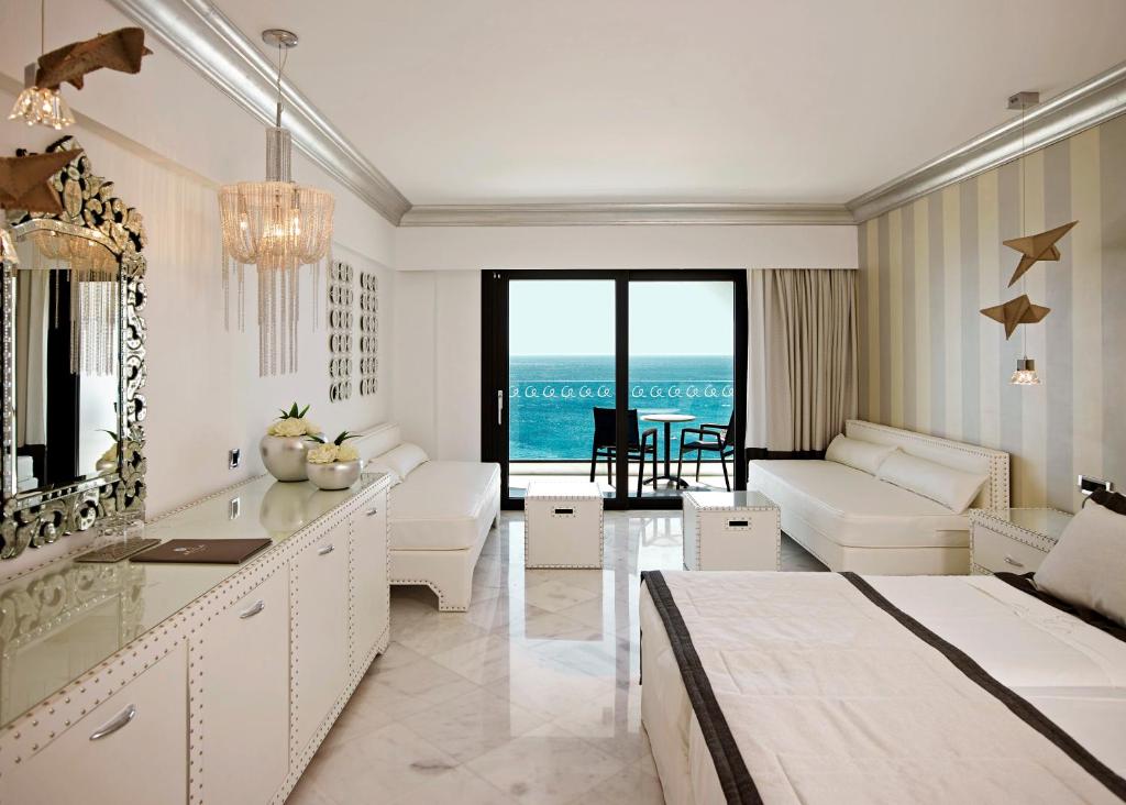 Двухместный (Улучшенный номер с 2 отдельными кроватями, вид на море) курортного отеля Mitsis Alila Exclusive Resort and Spa, Фалираки