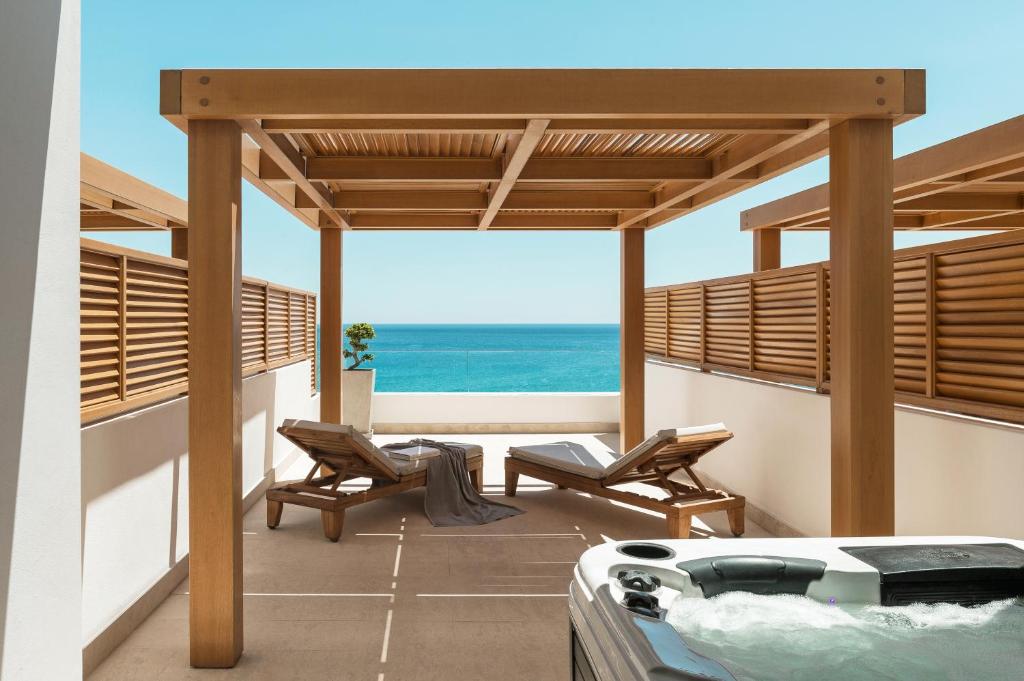Сьюит (Полулюкс с видом на море и гидромассажной ванной (Jazzi)) курортного отеля Mitsis Alila Exclusive Resort and Spa, Фалираки