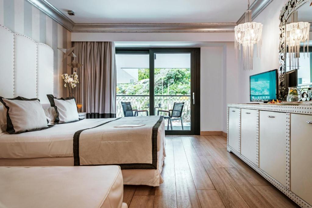 Двухместный (Двухместный номер с 2 отдельными кроватями, вид на горы (подходит для гостей с ограниченными физическими возможностями)) курортного отеля Mitsis Alila Exclusive Resort and Spa, Фалираки