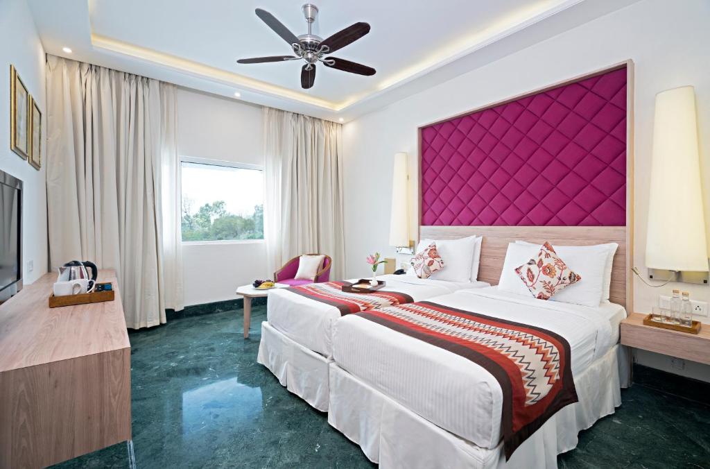 Двухместный (Улучшенный двухместный номер с 1 кроватью) отеля Clarks Amer, Джайпур