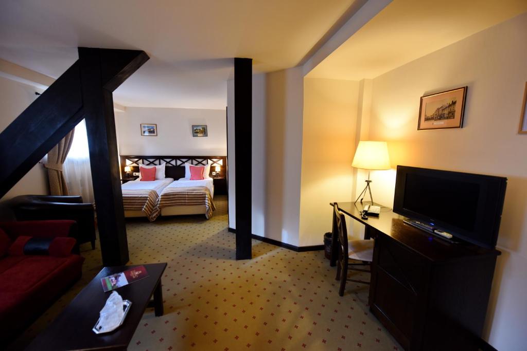 Двухместный (Улучшенный двухместный номер с 2 отдельными кроватями) отеля Hotel Gradina Morii, Сигету-Мармацией