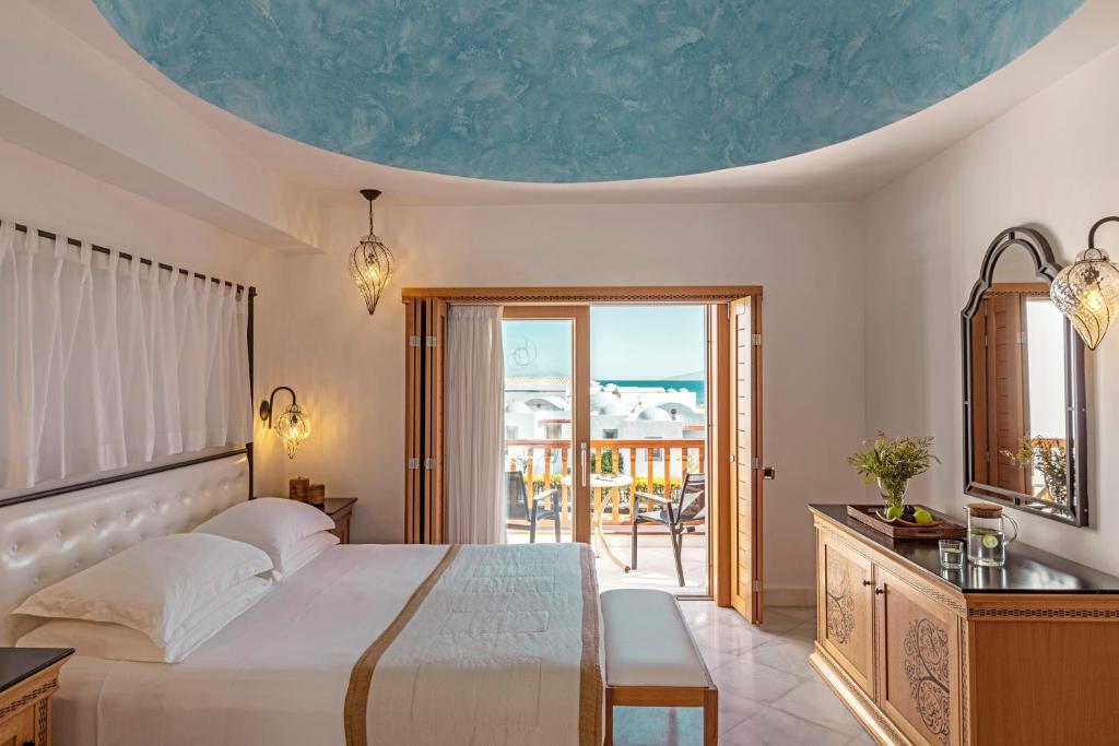 Семейный (Семейное бунгало с видом на сад и открытой гидромассажной ванной (Jazzi)) курортного отеля Mitsis Blue Domes Exclusive Resort & Spa, Кардамена