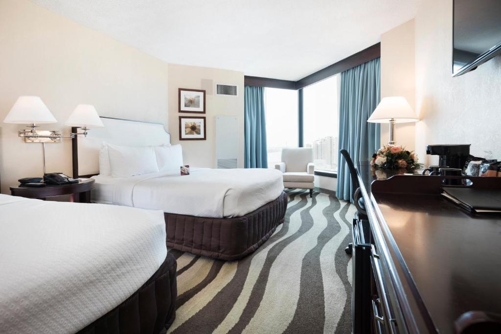 Двухместный (Представительский двухместный номер с 2 двуспальными кроватями) отеля Fort Pontchartrain Detroit, a Wyndham Hotel, Детройт