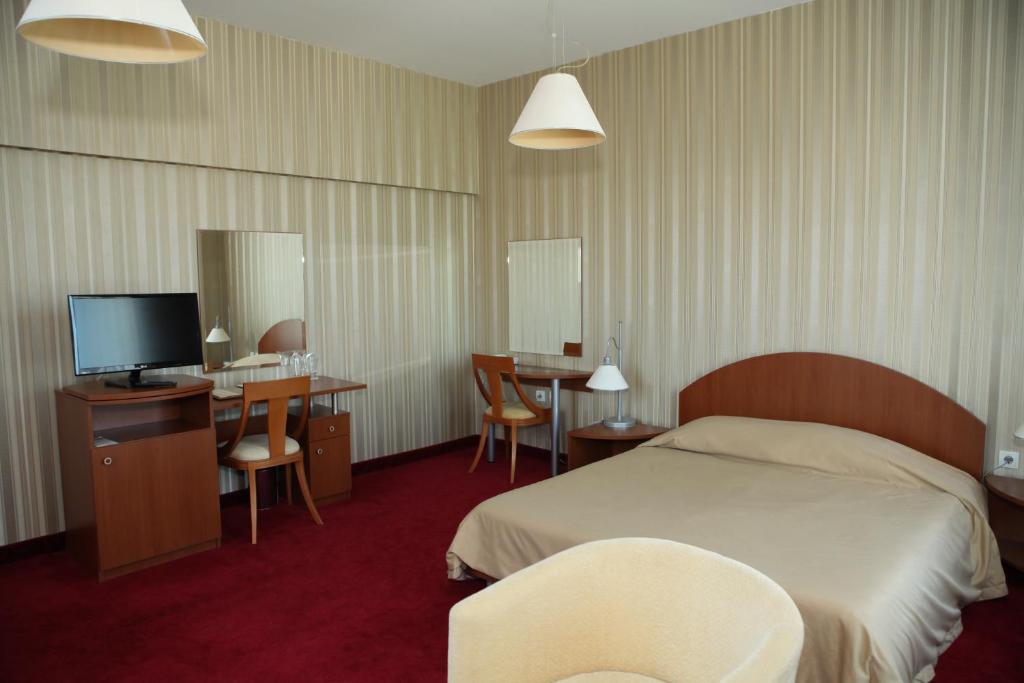 Двухместный (Двухместный номер Делюкс с 1 кроватью и ванной) отеля Hotel Perperikon, Кырджали