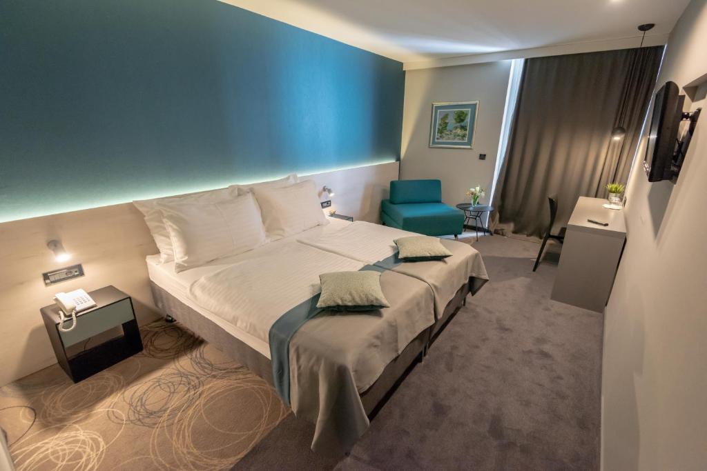 Двухместный (Улучшенный двухместный номер с 1 кроватью или 2 отдельными кроватями и балконом) отеля Hotel Kolovare, Задар