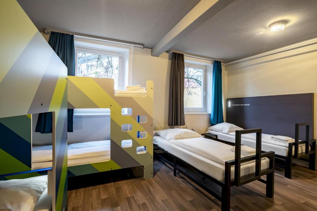 Номер (Односпальная кровать в общем номере с 6 кроватями) отеля A&O Hamburg Reeperbahn, Гамбург