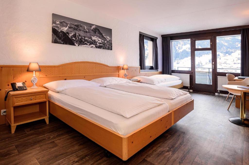Трехместный (Трехместный номер с балконом) отеля Jungfrau Lodge, Annex Crystal, Гриндельвальд