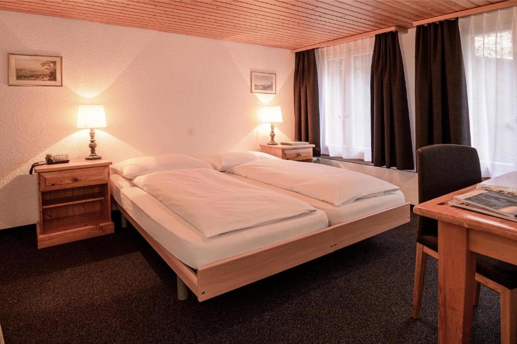 Трехместный (Triple Room with Private Bathroom (no view)) отеля Jungfrau Lodge, Swiss Mountain Hotel, Гриндельвальд