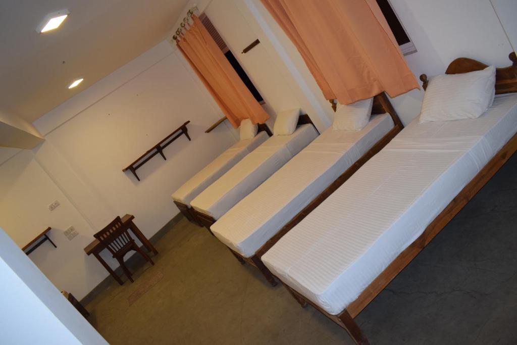 Номер (Общий номер для мужчин и женщин с 8 кроватями) отеля Nil Diya Beach Resort, Матара