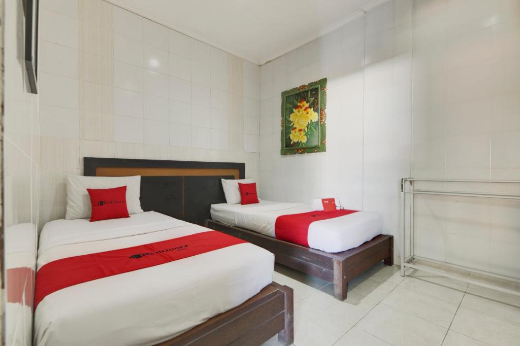 Двухместный (Двухместный номер с 2 отдельными кроватями) гостевого дома RedDoorz near Stadion Kompyang Sujana Bali, Денпасар