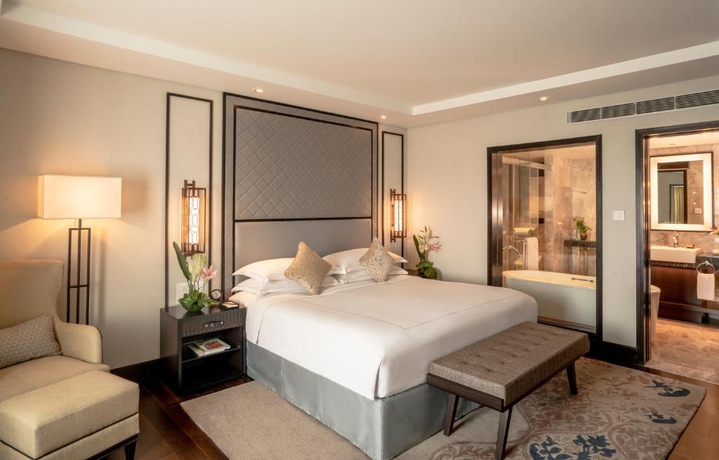 Сьюит (Представительский люкс с доступом в лаундж и трансфером от/до аэропорта) отеля Taj Coromandel, Ченнаи