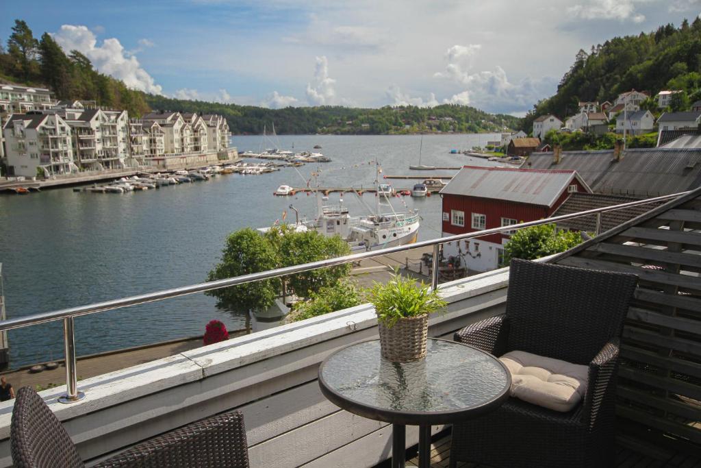 Двухместный (Double Room with balcony and seaview 17m2) отеля Tvedestrand Fjordhotell, Кристиансад