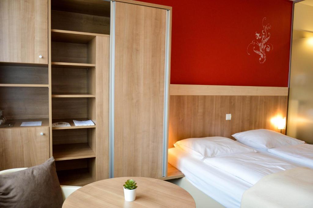 Двухместный (Стандартный двухместный номер с 1 кроватью или 2 отдельными кроватями, без балкона) отеля Das Römerhof Hotel & Restaurant, Вена
