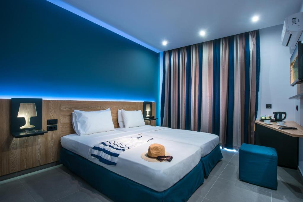 Двухместный (Двухместный номер с 1 кроватью или 2 отдельными кроватями, частичный вид на море) отеля Infinity Blue Boutique Hotel & Spa, Херсониссос
