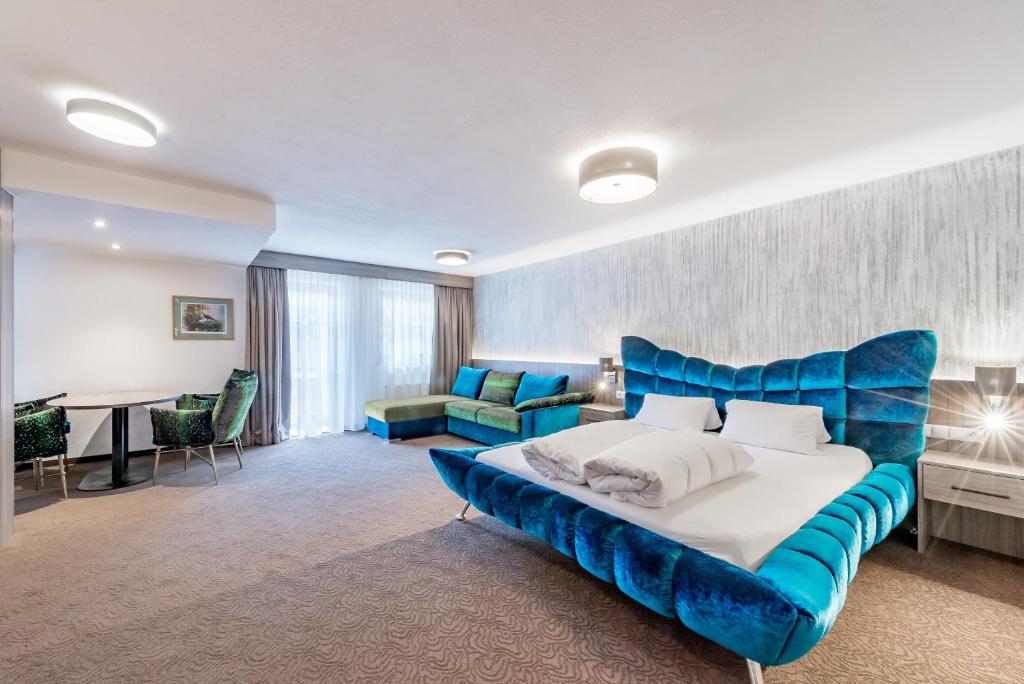 Двухместный (Улучшенный двухместный номер с 1 кроватью) отеля Hotel Tyrol, Зёльден