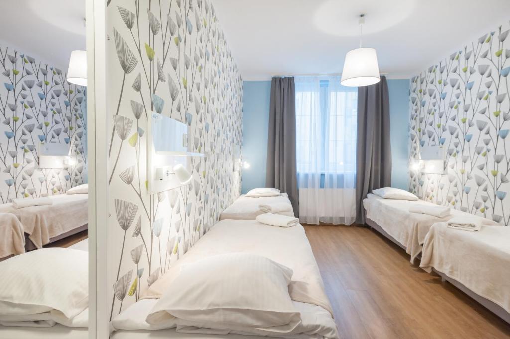 Номер (Односпальная кровать в общем номере с 4 кроватями и общей ванной комнатой) хостела Premium Hostel, Краков
